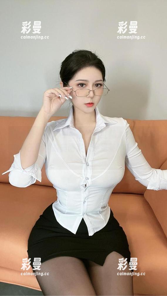 120斤的小王同学 微密圈 - 潜伏在桌底的西红柿,是120斤的小王同学的美图灵感还是某种未解之谜?