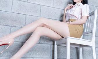 Beautyleg – 原图里的Molly:教室的别样姿态,没想到她还能这么玩儿