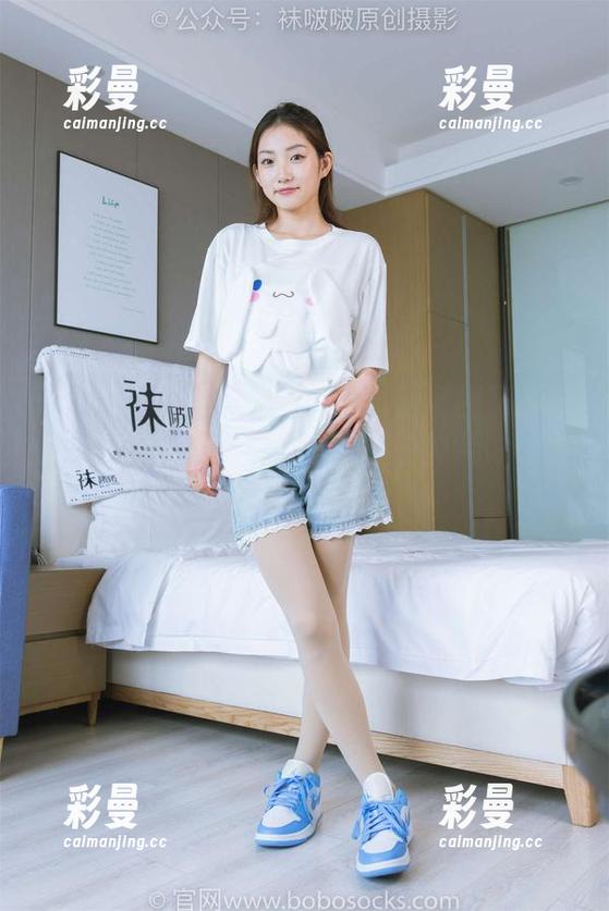 BoBoSocks袜啵啵 - 哦，甜甜圈又来了，棉袜与丝袜的脚对脚游戏，照片好像有点小暧昧。
