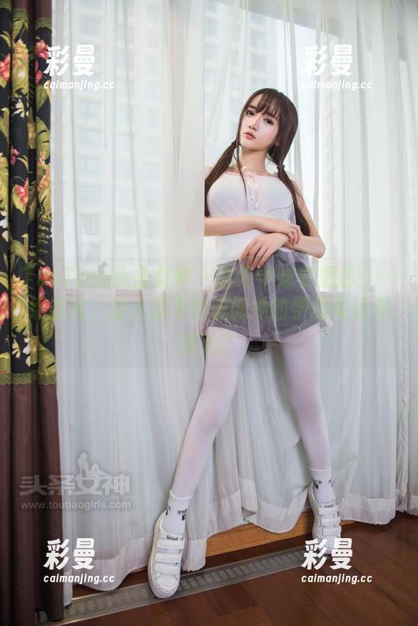 TouTiao头条女神 - 清纯学妹李思彤：一组照片，让人忍不住想问她的学霸笔记在哪儿？