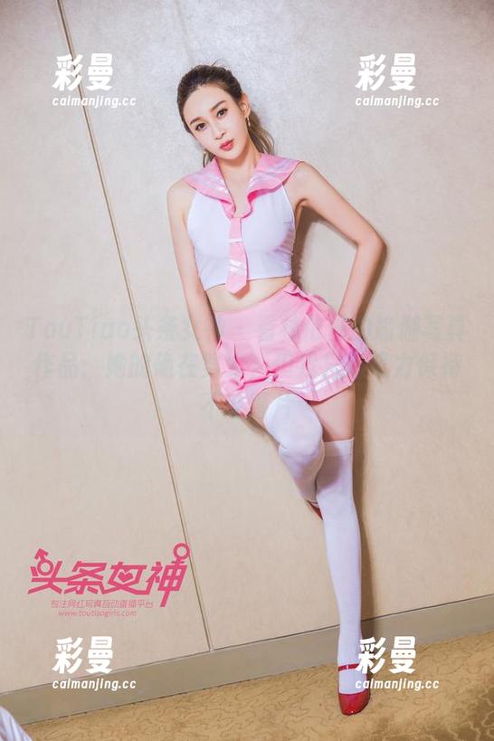 TouTiao头条女神 - 看林依依的瑜伽写真作品：她的确在努力，但我只是努力保持不吃薯片