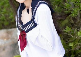 XIAOYU语画界 – 我就在这里，注视绯月樱_Cherry的红裙，想猜测这次她会去哪玩。