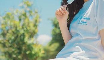 けん研和她的红裙：图库里藏着的动人旋律，一不小心就得跟着哼。