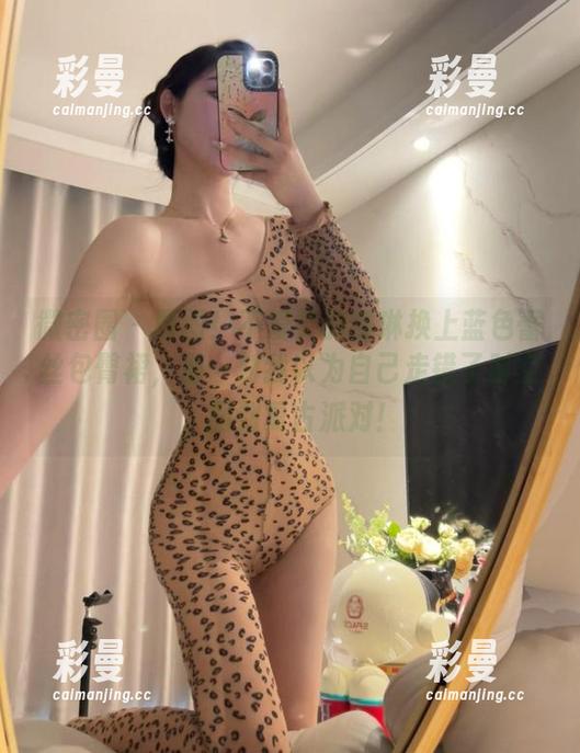 微密圈 - 原图！不爱笑的赛琳换上蓝色蕾丝包臀裙，那一刻我以为自己走错了时空，回到复古派对！