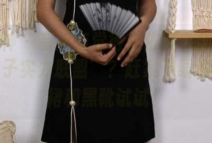 初夏女神 – 有没有觉得依依这个全套更像是‘靴子实力联盟’?赶紧下载酒红连衣裙和黑靴试试!