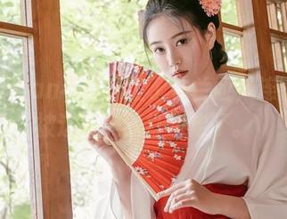 年年Nnian不只恋上了法兰西，连图包也被这场美梦打包走了。