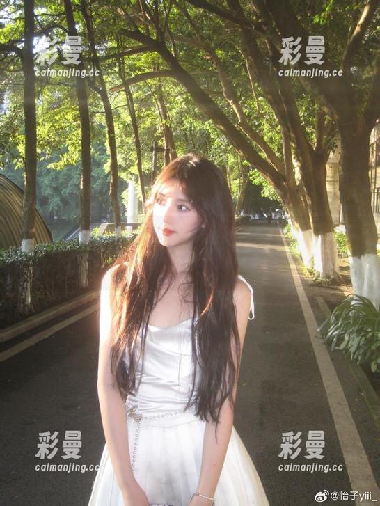 樱花限定：怡子yiii的作品集，似乎每张都在说“快点赞呀”。