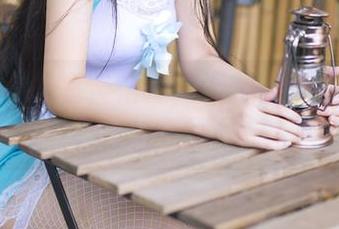 果团网 – 教室角落：高清捕捉到王婉悠的独特氛围！