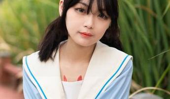 梨瑾瑾在稻田COS，搭配剪刀手，齐齐赶走‘稻田里的狼人’！