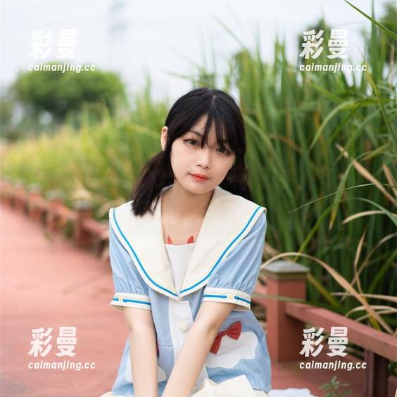 梨瑾瑾在稻田COS，搭配剪刀手，齐齐赶走‘稻田里的狼人’！