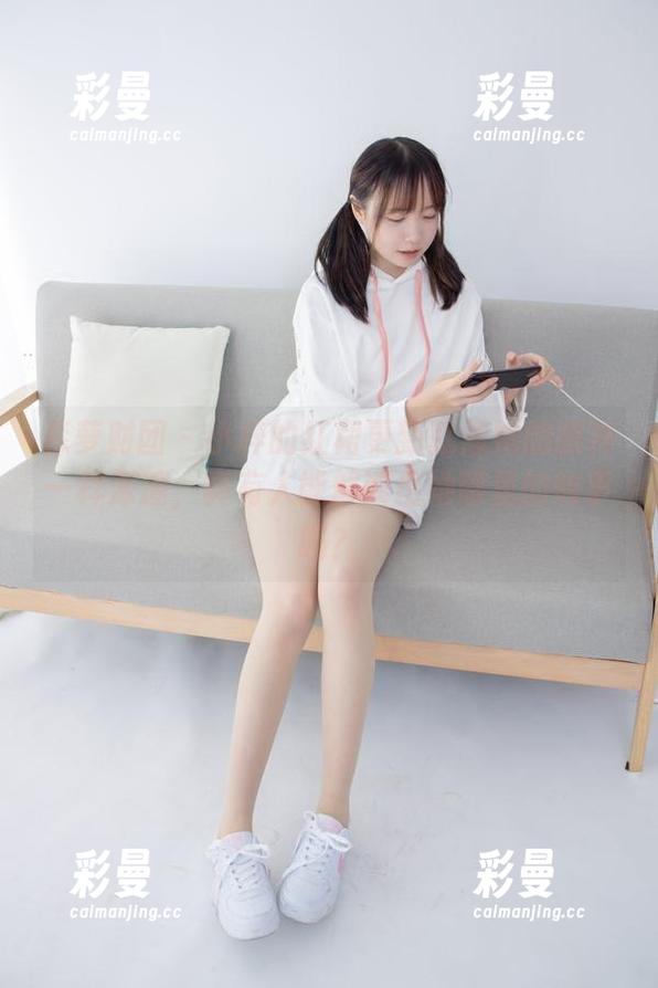 森萝财团-小梓 森萝财团 - 小梓的红裙更新就像她的眼神一样深邃,真有人能解读出她眼里的故事吗?