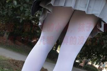 森萝财团 – 图片里的小满,袜子的光泽让我直想多看几眼,真的没谁了。