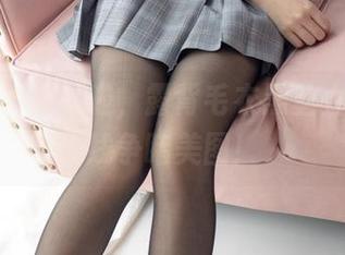 森萝财团又来啦,露背毛衣黑丝太美,在线争睹美图!