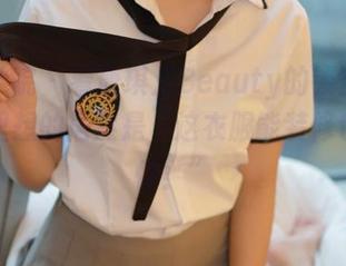 模范学院 – 看唐琪儿Beauty的镂空自拍，心里想的居然是“这衣服能装修也不奇怪！”