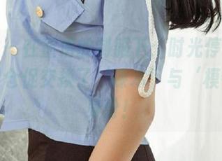 爱尤物 – 在童倩的制服下：时光停止，高清美图仓促交换了‘课本’与‘模特’的身份！