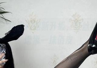 微密圈 – 猪饲料翻新升级，红丝袜为写真增添一抹俏皮