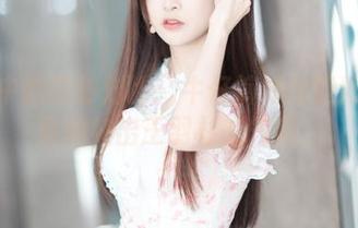 原图中的微妙对比：牛仔裤如何能如此轻易地突出王羽杉的气质。