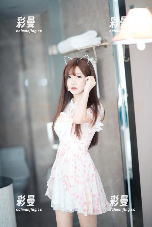 王羽杉 原图中的微妙对比:牛仔裤如何能如此轻易地突出王羽杉的气质。
