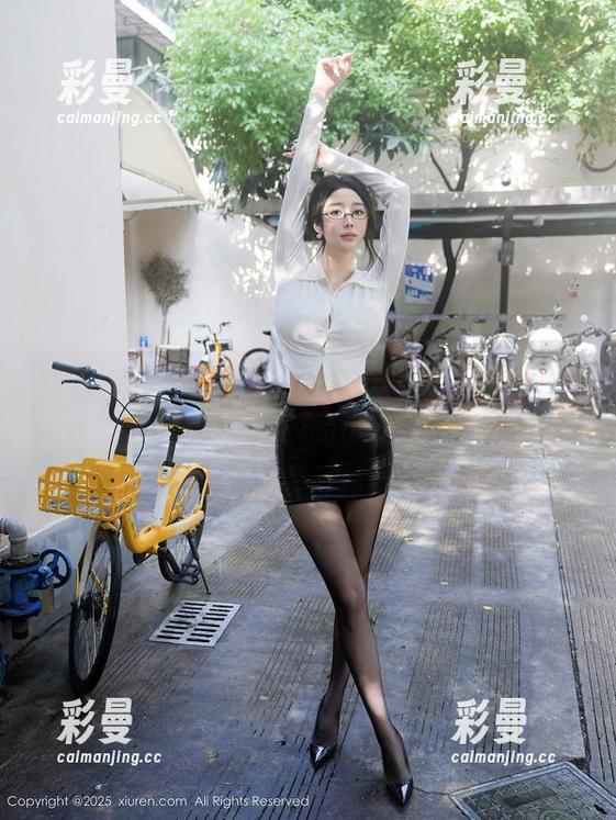 秀人网-安琪Yee 秀人网 - 教室里的安琪Yee:在线学习,桌子底下的小动作