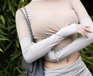 秀人网 – 看到李若汐的“御姐”系列美图，心里有一丝不安——真的能把这样的壁纸设上去吗？