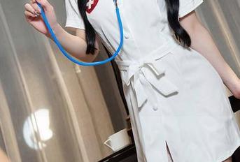 秀人网 – 旗袍与爱酱里：这组写真就像是在寻找一个不太确定的梦