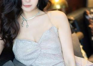 秀人网 – 草莓zz又来了!今天的美图更新——白衬衫革命!