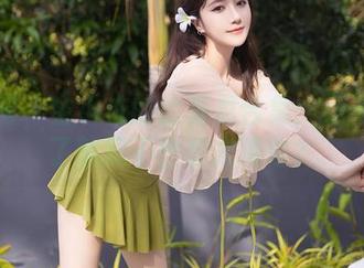 秀人网 – 金小依的比基尼合集：是不是看了就忍不住想去海边？