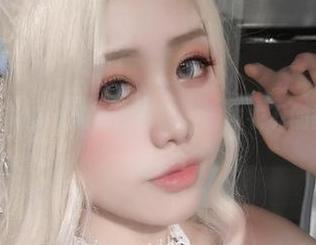 芊川一笑MNK的套图日常，连体衣下的微妙氛围