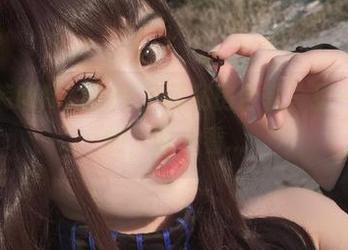 芊川一笑MNK的2B圣诞私房合辑，猛一看美美的，再一看…