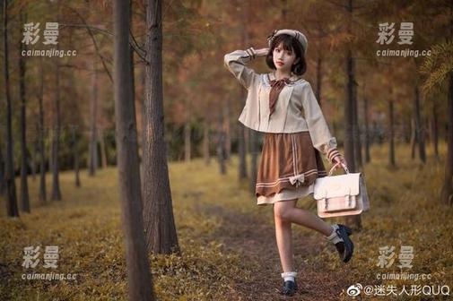 最近新了一波：迷失人形QUQ姐拿着更新的写真，果然还是那个姐姐，真令人矛盾。