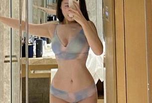 微密圈 – 一双丝滑的白色蕾丝袜，铁锤姐姐的写真图册有点上头