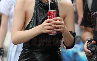 魔镜街拍 – 在这个午后，婷婷以包臀灰裙的造型提醒我，闲适中也隐隐透着一丝撩人，快来浏览这些图片。