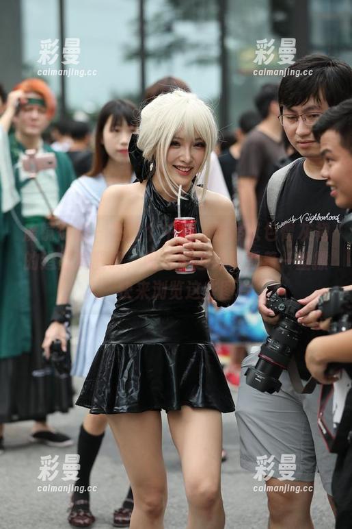 魔镜街拍-婷婷 魔镜街拍 - 在这个午后,婷婷以包臀灰裙的造型提醒我,闲适中也隐隐透着一丝撩人,快来浏览这些图片。