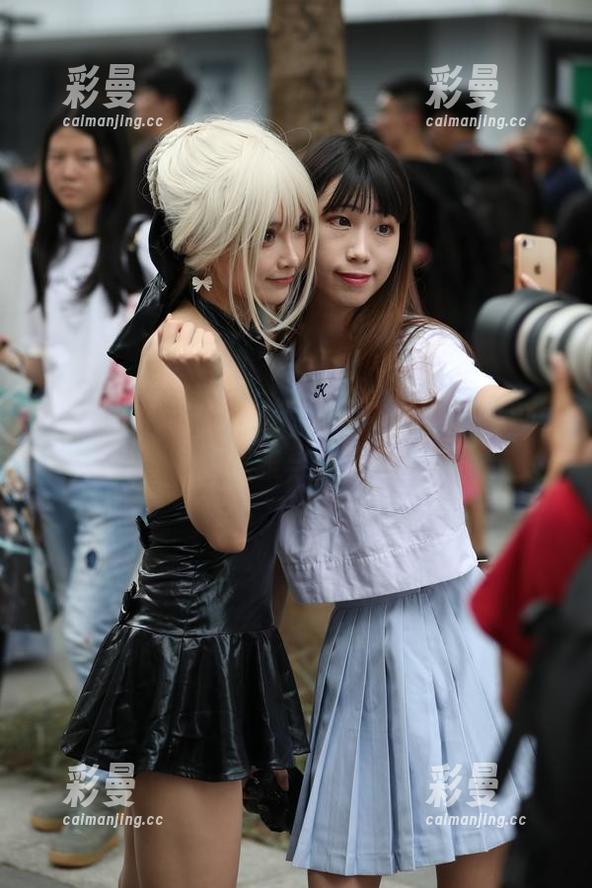 魔镜街拍 魔镜街拍:包臀裙+开叉丝袜,表姐图包里的优雅与挑战!