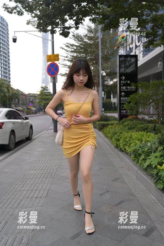 魔镜街拍 魔镜街拍:这位小姐姐的白色短裙,完全是定制的“馋人眼”噢!